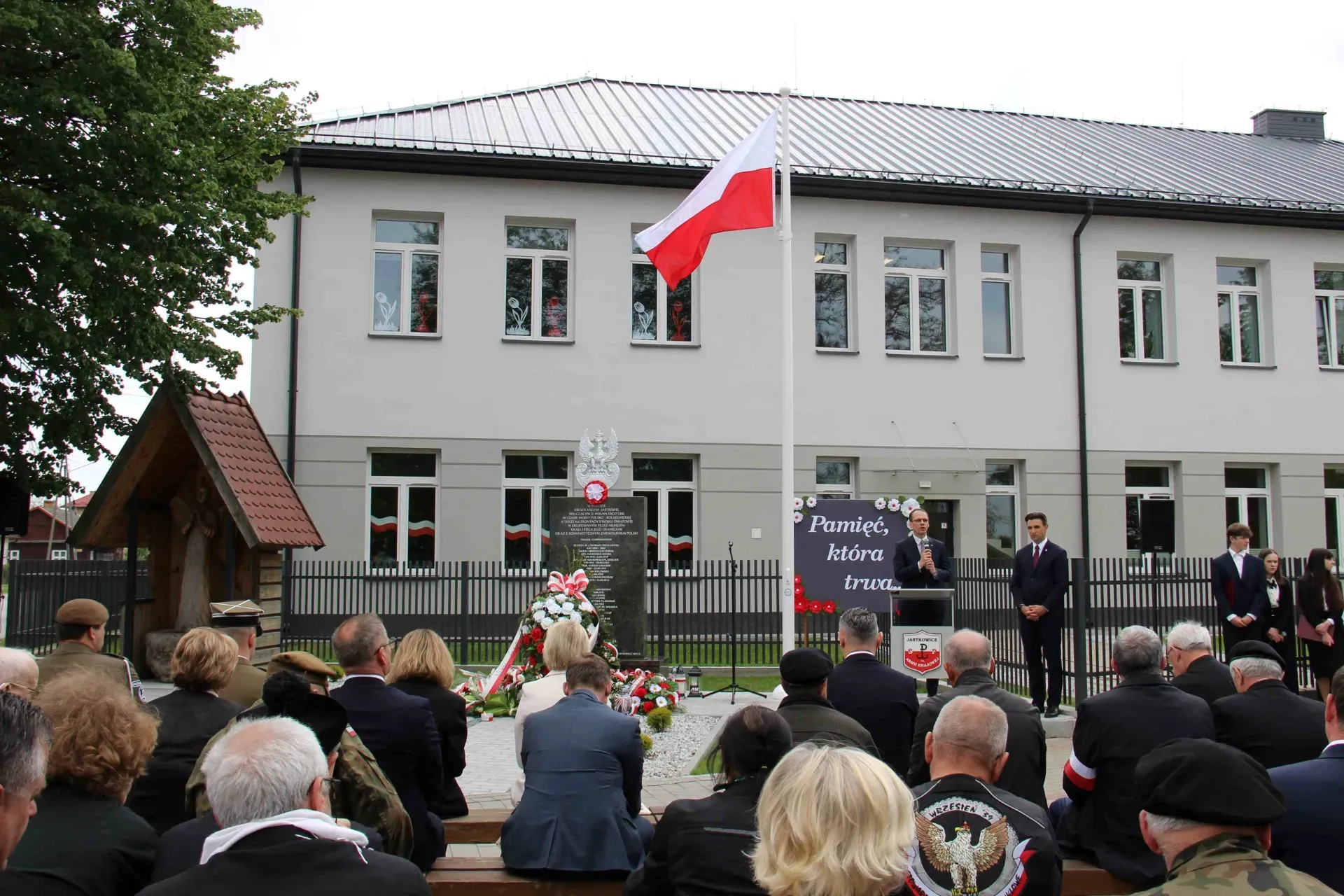 Jastkowice uczciły pamięć żołnierzy nowym pomnikiem przy szkole podstawowej