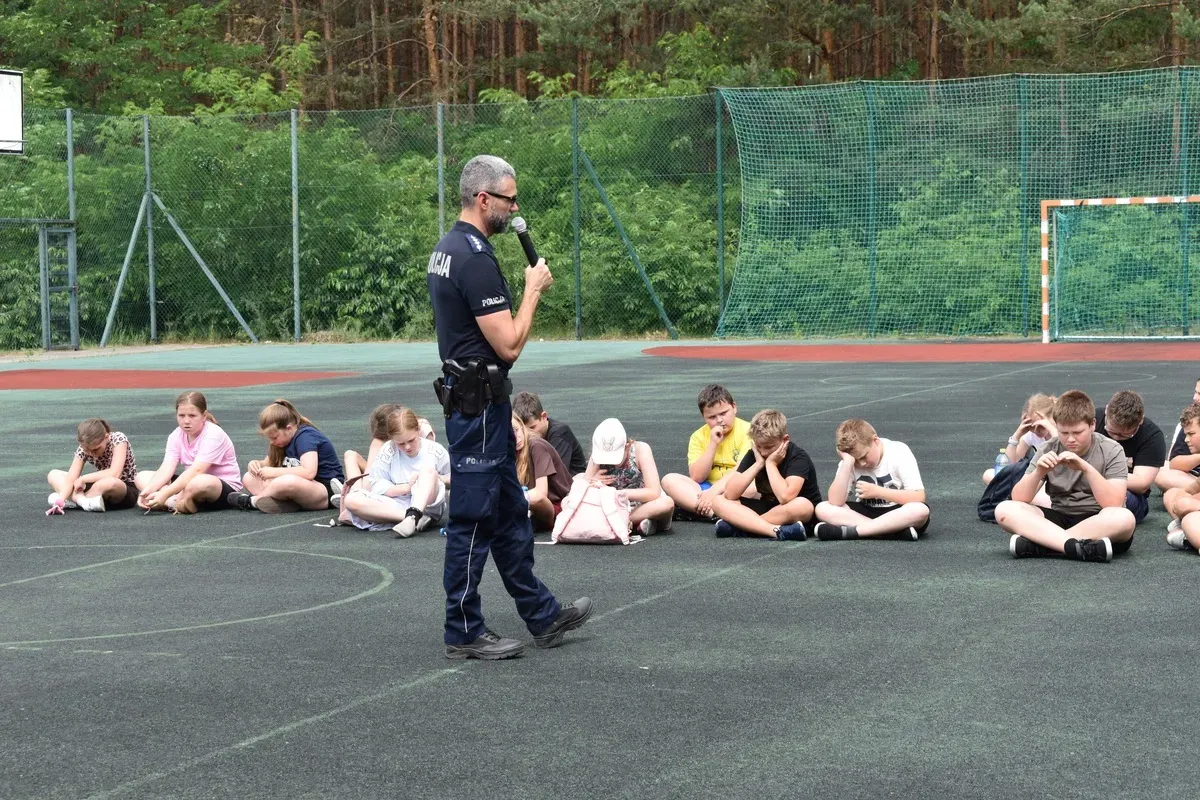 Policjanci z Radomyśla nad Sanem uczyli uczniów bezpiecznej jazdy na hulajnodze