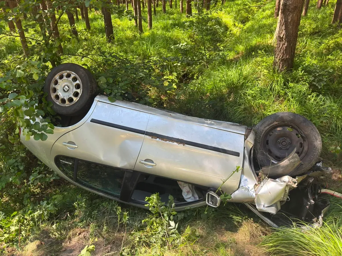 Dwa zdarzenia drogowe w powiecie: dachowanie w Maziarni i kolizja w Stalowej Woli