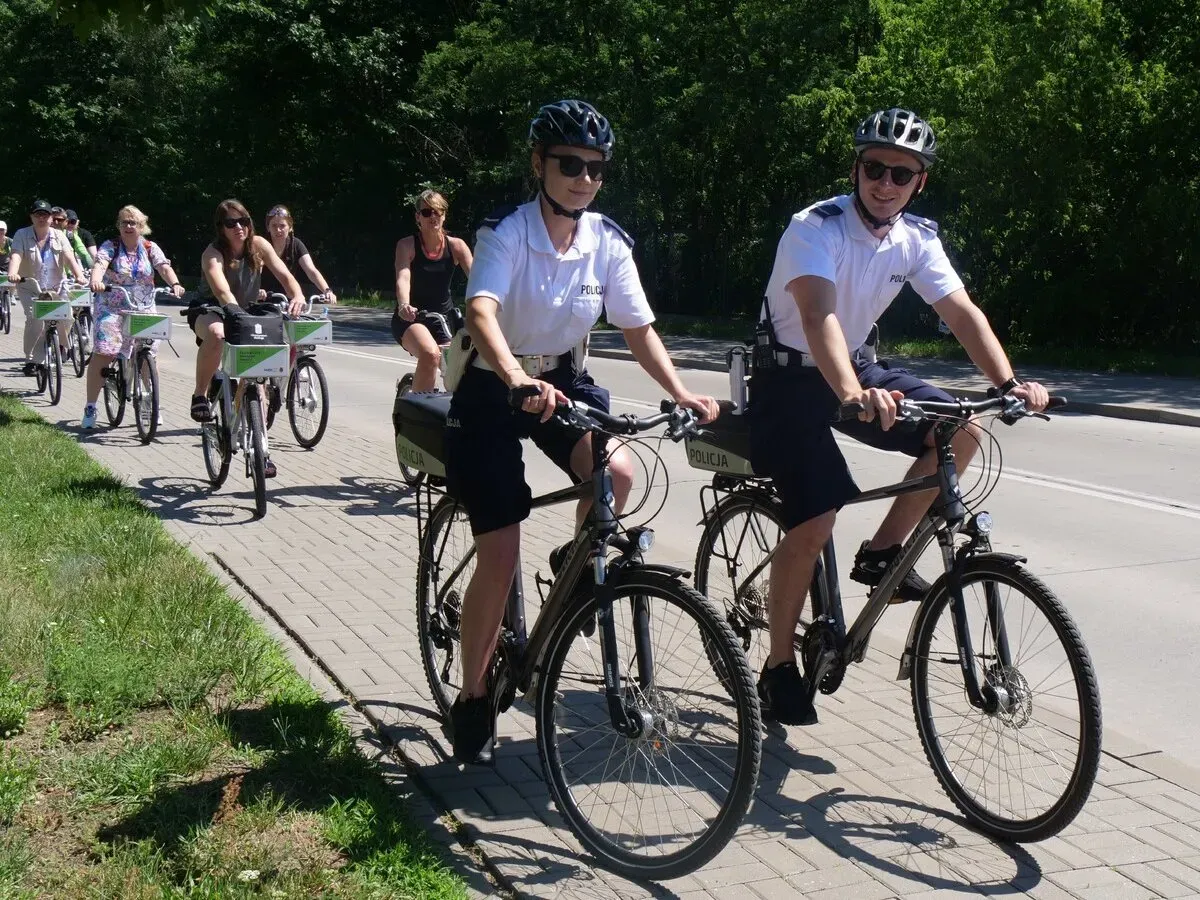 Policja rowerowa zabezpieczyła przejazd wizyty studyjnej CycleRight w Stalowej Woli