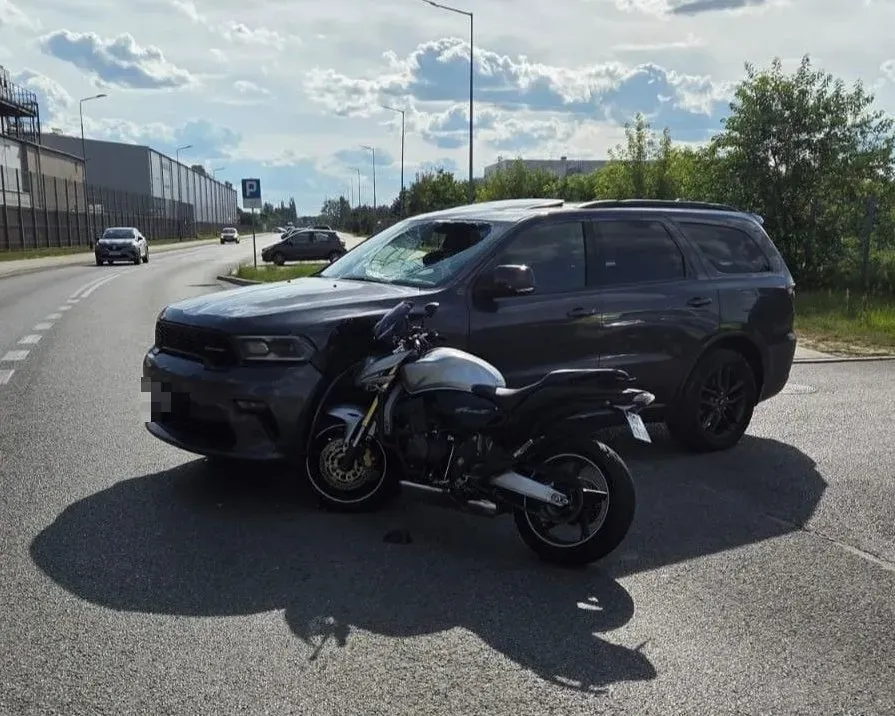 Dwa zdarzenia drogowe w powiecie: motocyklista trafił do szpitala