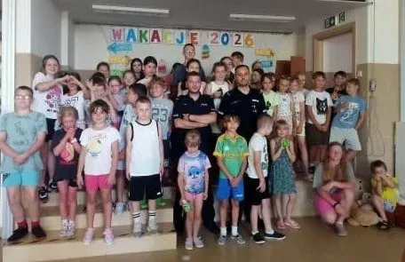 Policja w Stalowej Woli odwiedza kolonie i półkolonie z wakacyjną profilaktyką