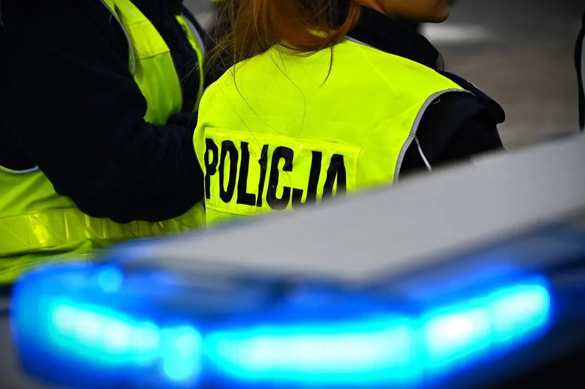 Pijany kierowca z dożywotnim zakazem uderzył w barierki na ul. Wałowej