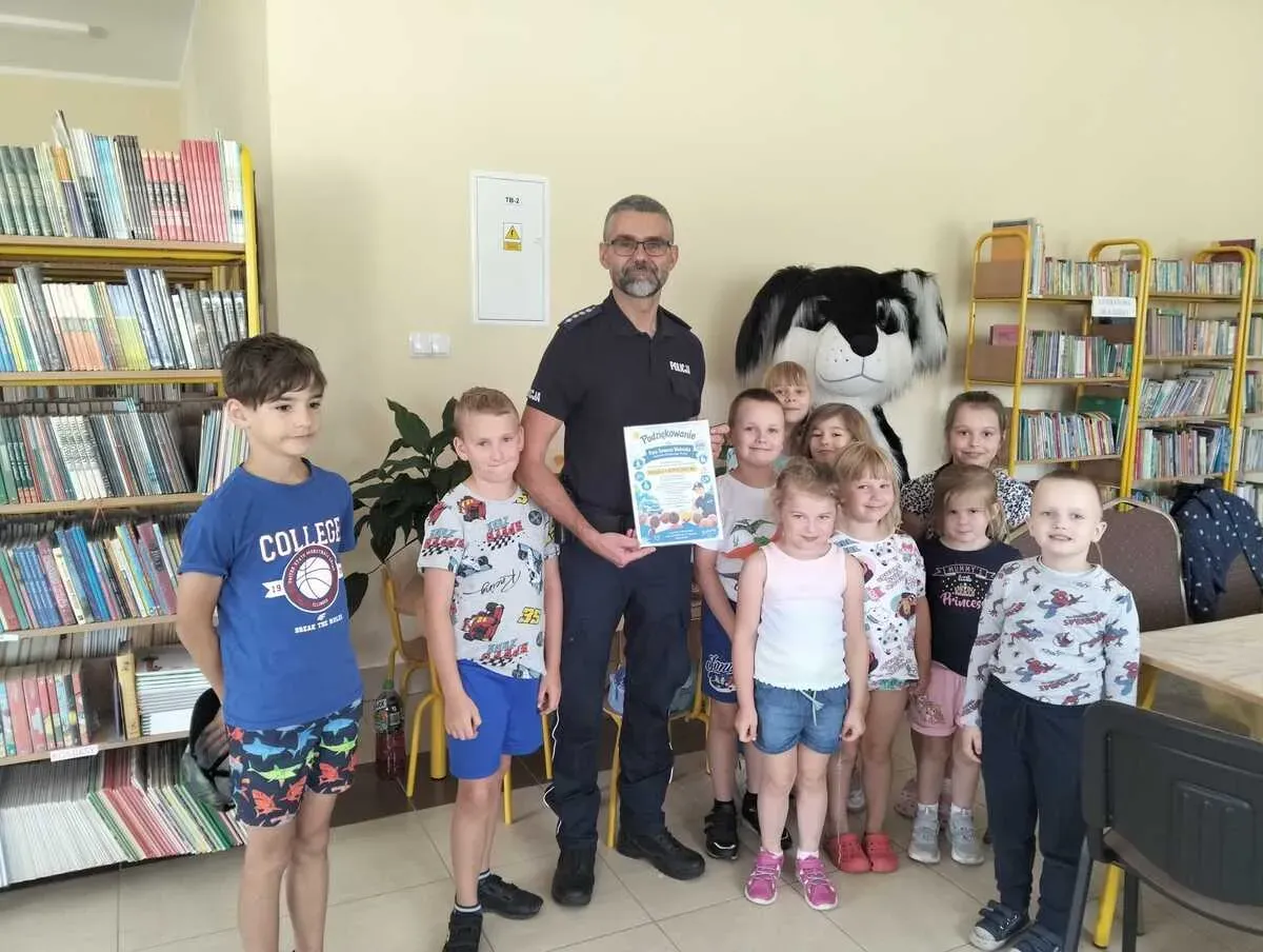 Dzielnicowy z Radomyśla omówił z dziećmi zasady bezpiecznych wakacji