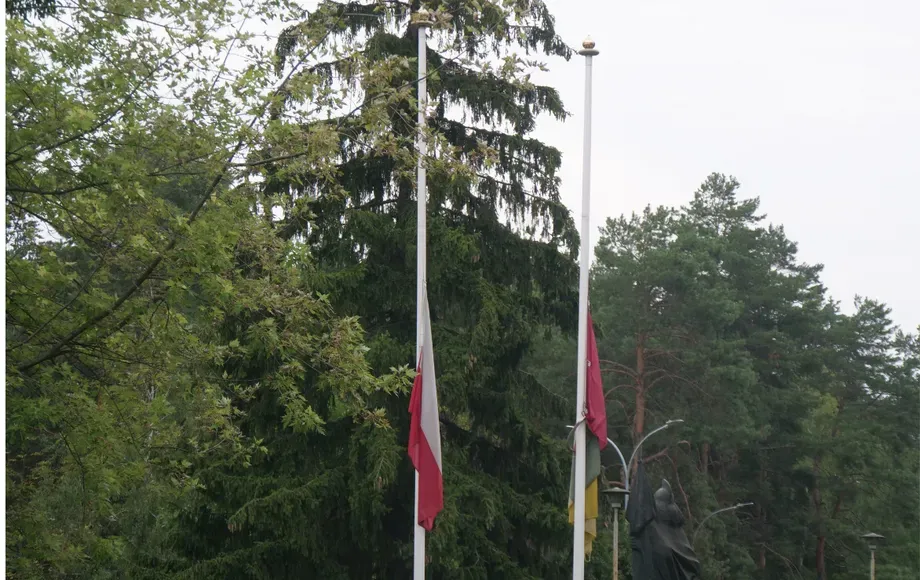 Flagi w Stalowej Woli opuszczone po wypadku autokaru na Węgrzech