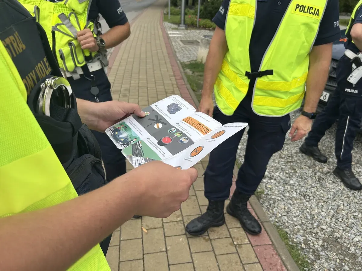Policja i PKP edukowały kierowców na przejazdach kolejowych w Stalowej Woli