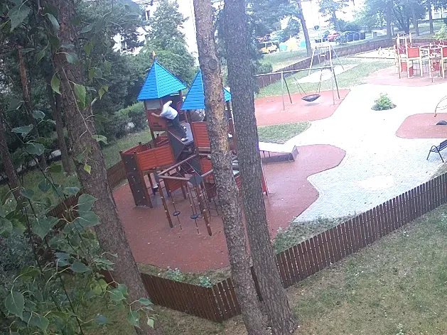 Dwaj 14-latkowie pomalowali plac zabaw przy ul. Popiełuszki — sprawa w sądzie