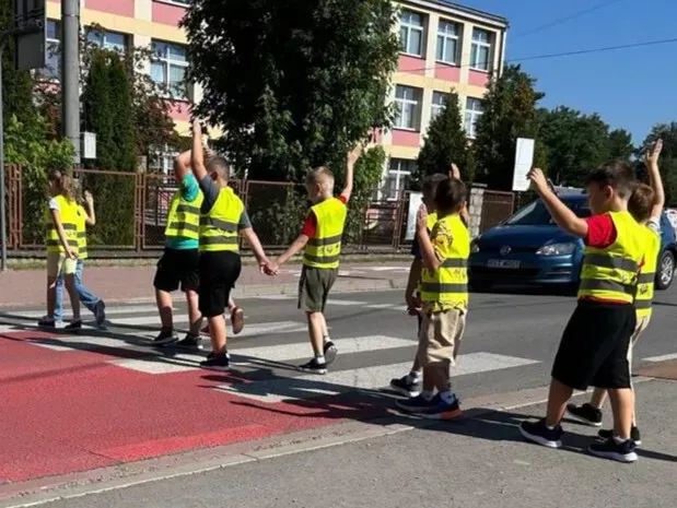 „Bezpieczna droga do szkoły”: policja w Stalowej Woli odwiedza placówki oświatowe