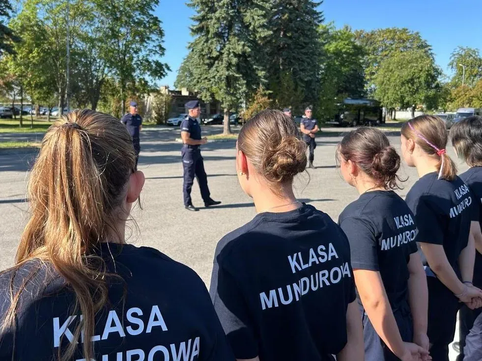 Kadeci ze Stalowej Woli ćwiczyli musztrę w rzeszowskiej policji