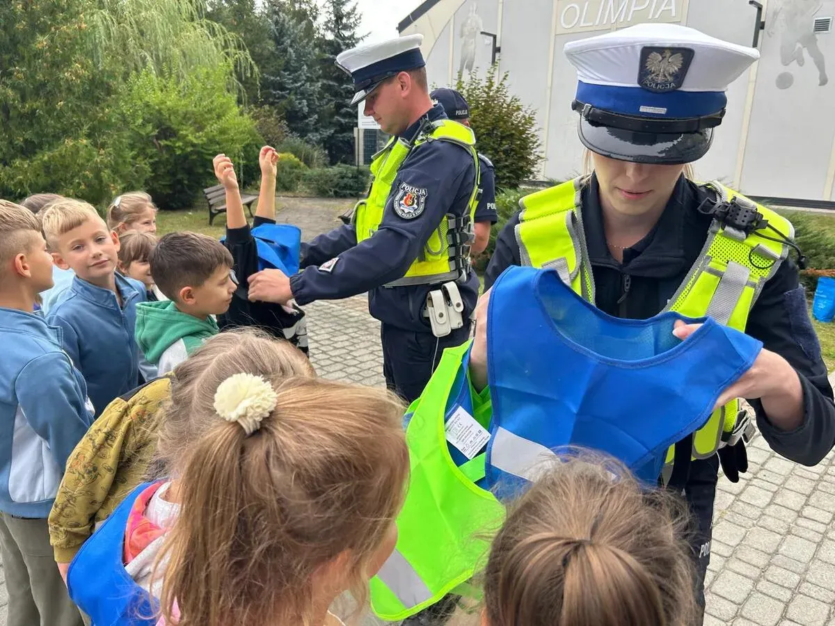 Stalowowolska policja edukuje uczniów w ramach akcji „Bezpieczna droga do szkoły”