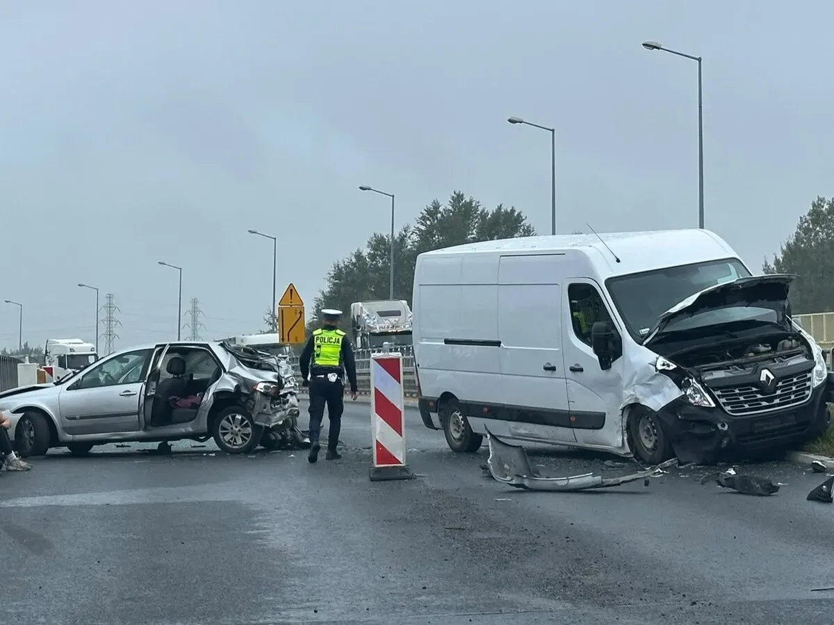 Wypadek na obwodnicy Stalowej Woli: trzy osoby w szpitalu po zderzeniu