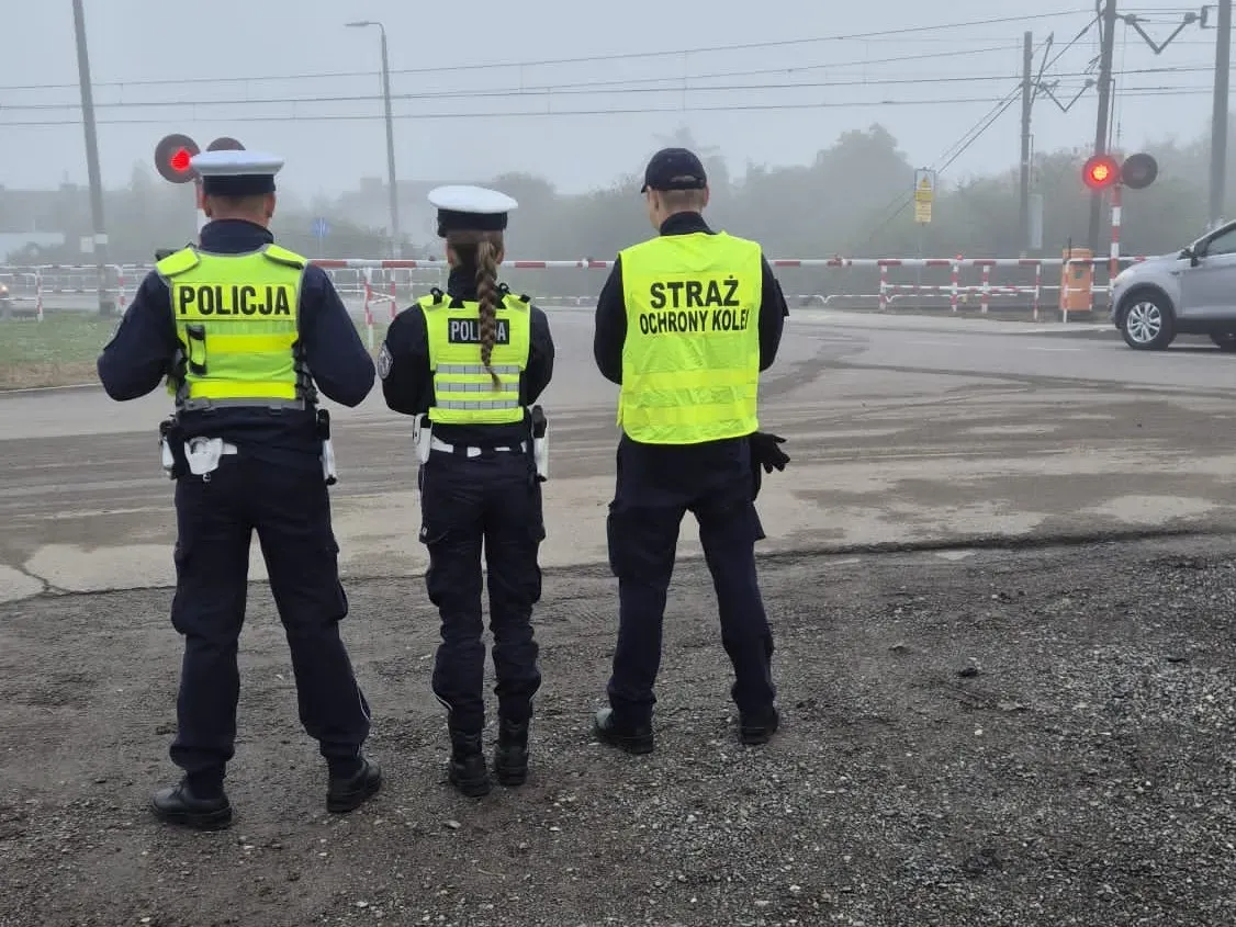 Przejazdy kolejowe pod kontrolą policji i SOK w Stalowej Woli