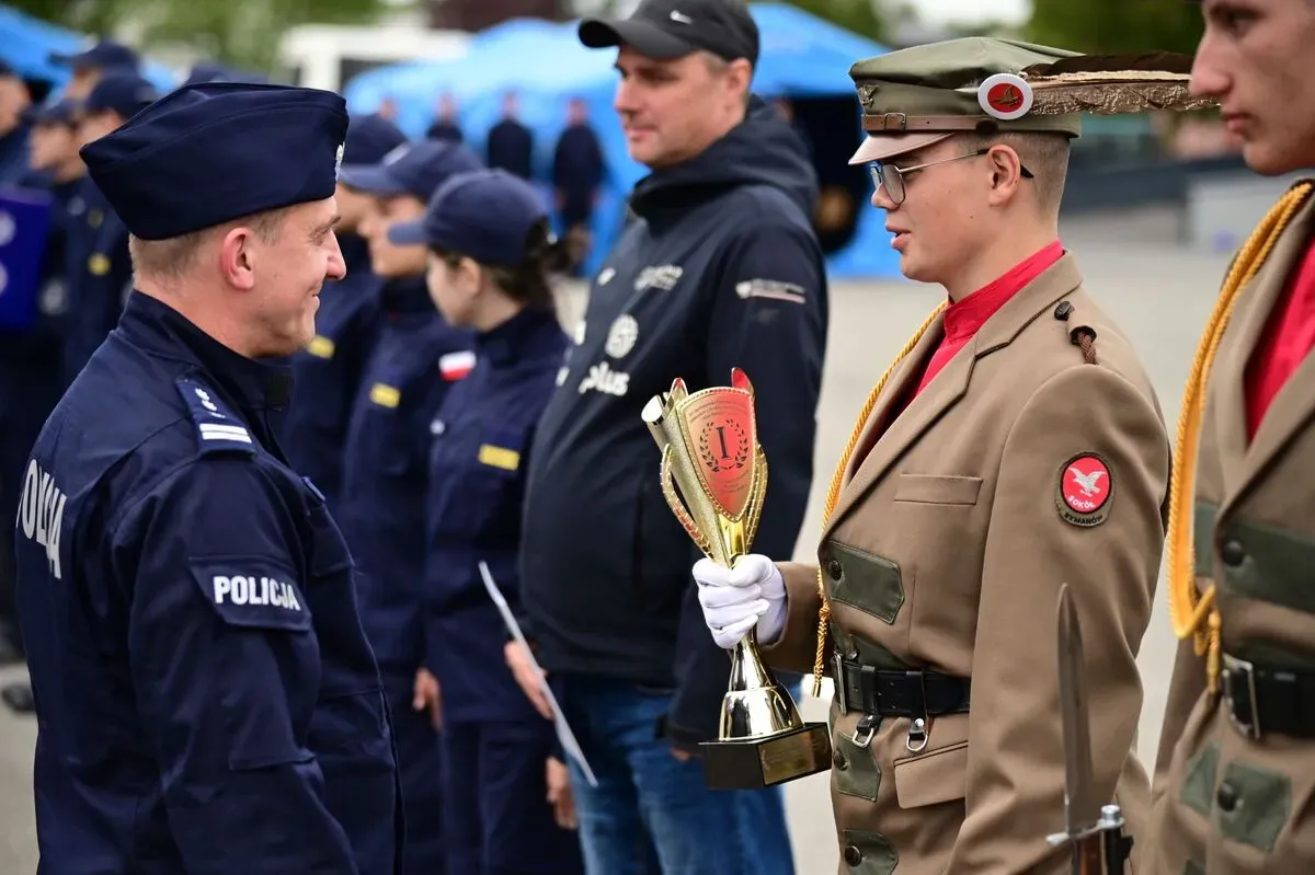 Uczniowie ZS nr 1 ze Stalowej Woli na podium eliminacji musztry mundurowej