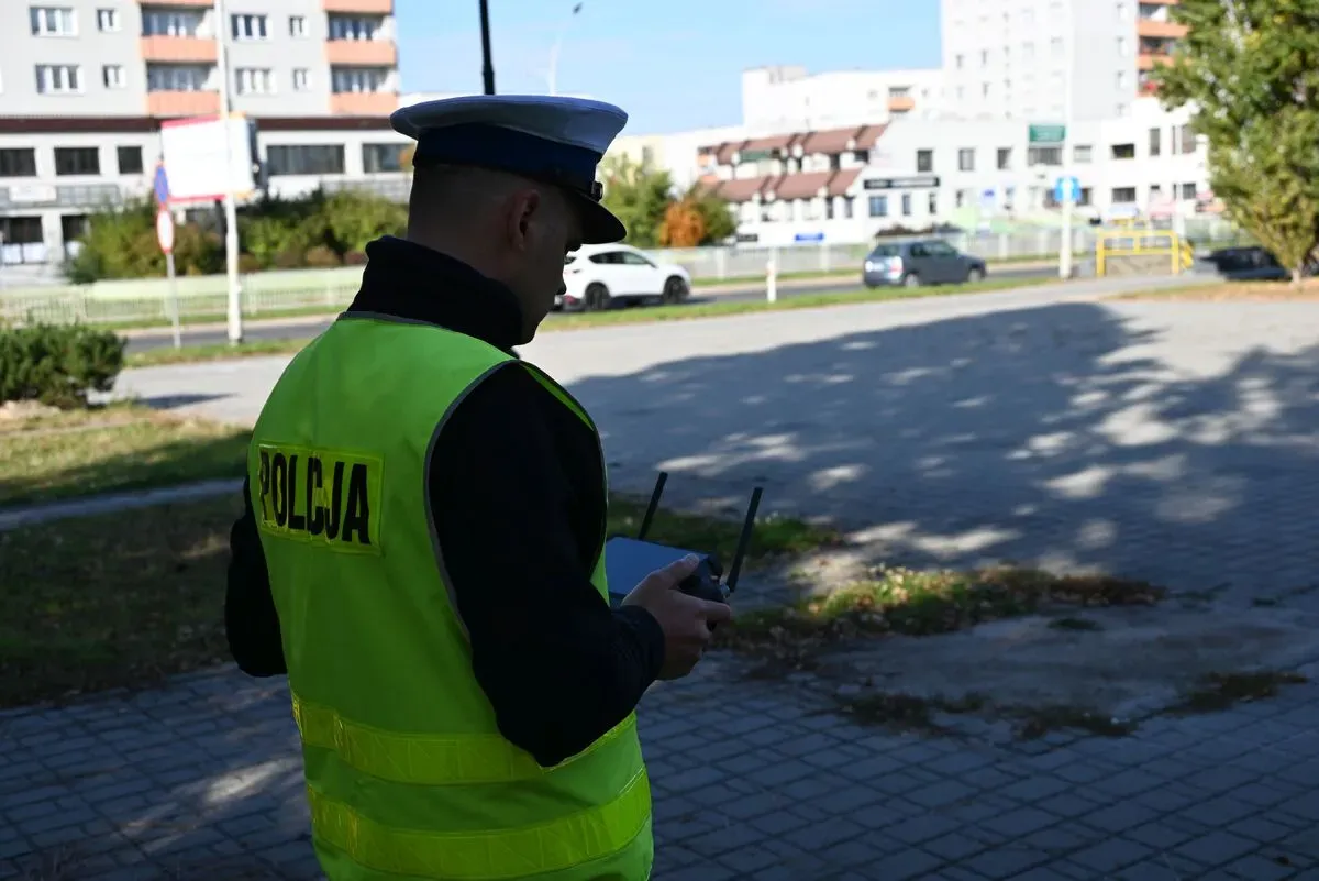 Dron nad Al. Jana Pawła II: policja wykryła pięć wykroczeń przy przejściu