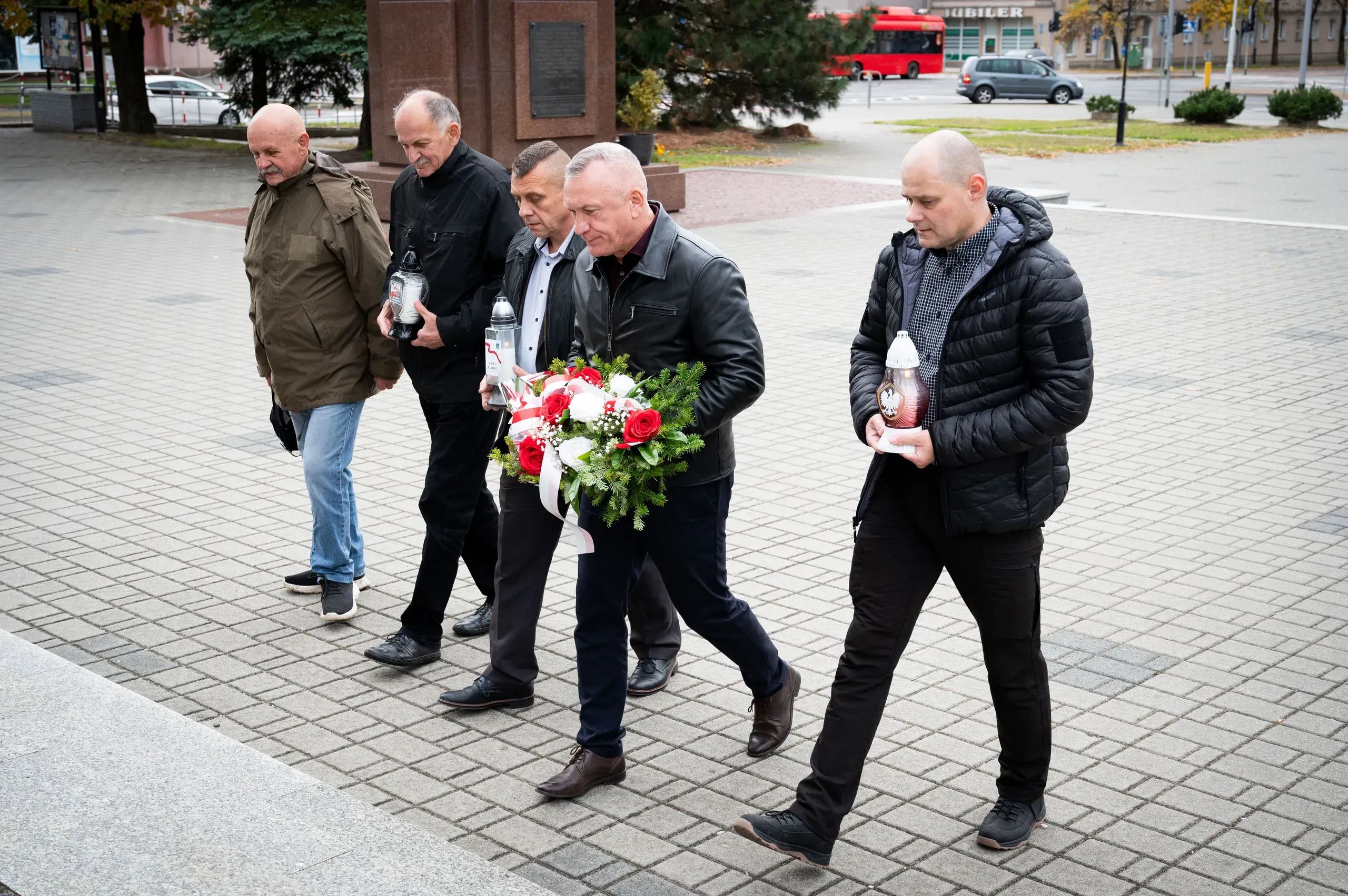 Rocznica śmierci ks. Popiełuszki w powiecie stalowowolskim: wieńce przy tablicy